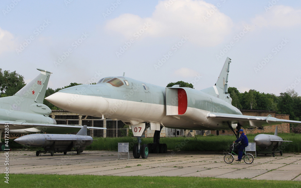 Supersonic bomber Supersonic bomber