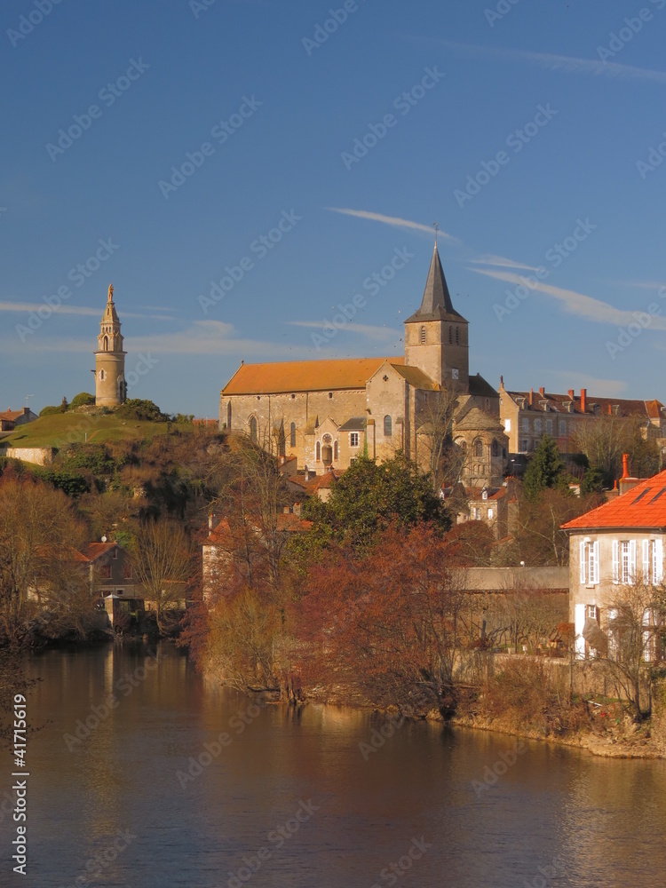 Obraz premium La Gartempe ; Ville de Montmorillon ; Vienne ; Poitou-Charente