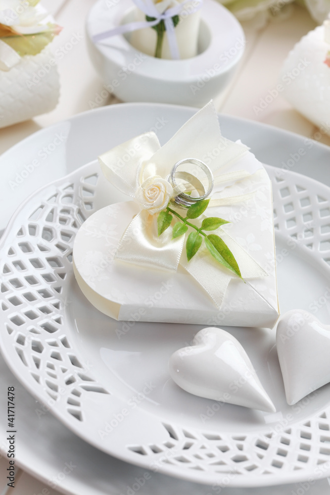Luxury place setting in white Luxury place setting in white