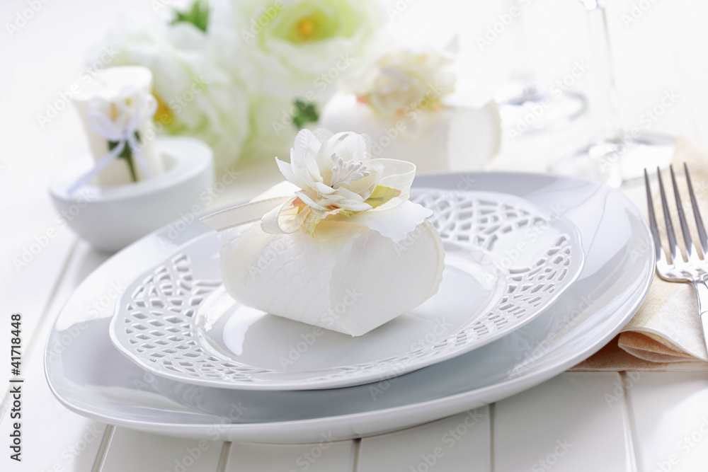 Luxury place setting in white Luxury place setting in white