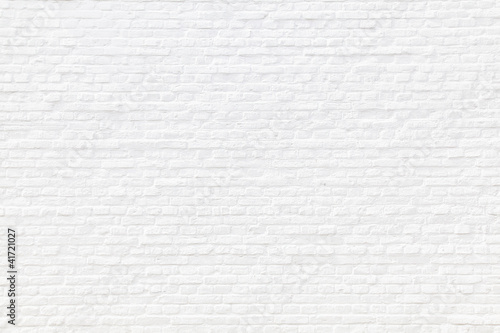 Weiß gekalkte Ziegelsteinmauer photo