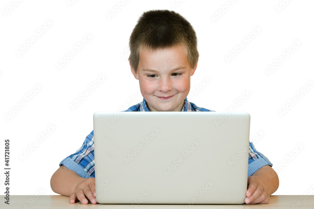 Junge mit Notebook (freigestellt) Junge mit Notebook (freigestellt)