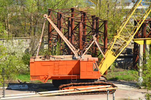 Hydraulic crane, mounted on a caterpillar car