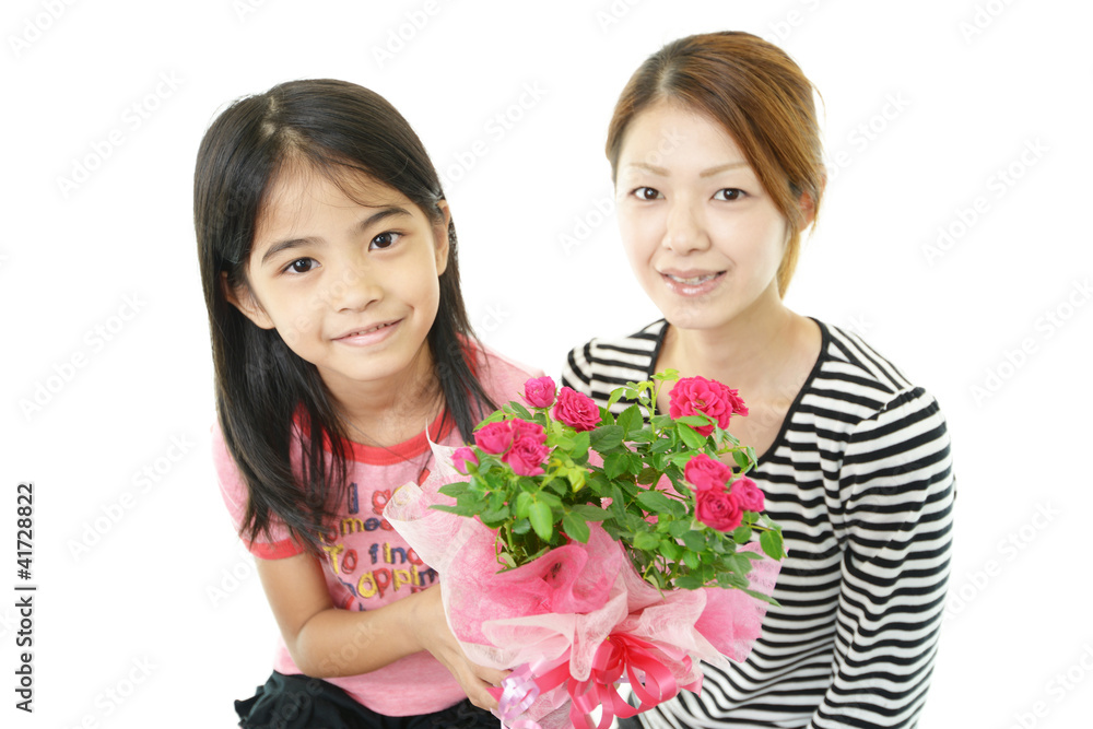 母の日に花束を贈る女の子 母の日に花束を贈る女の子
