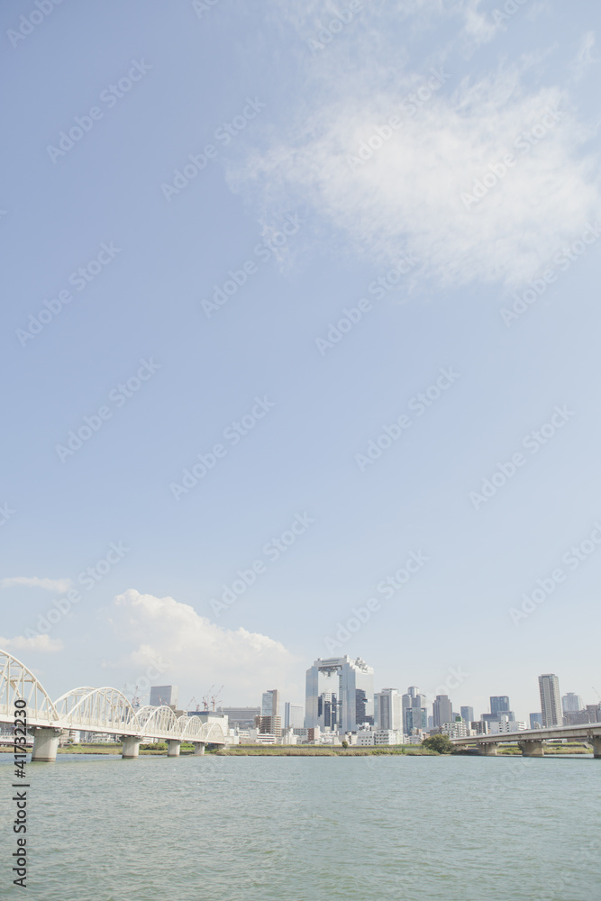 Naklejka premium 河川敷から見たビル郡