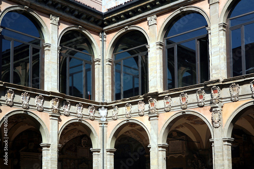 cortile con archi