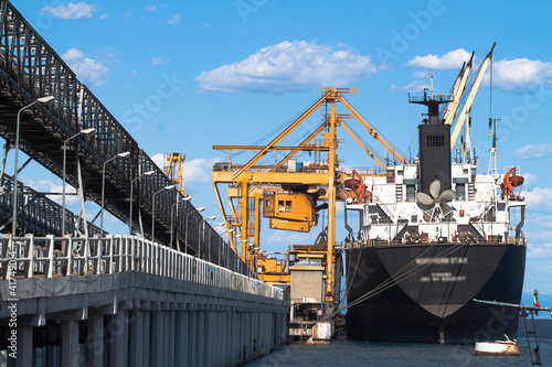 Konstfotografi Nave da  commercio ancorata nel porto di Vado Ligure