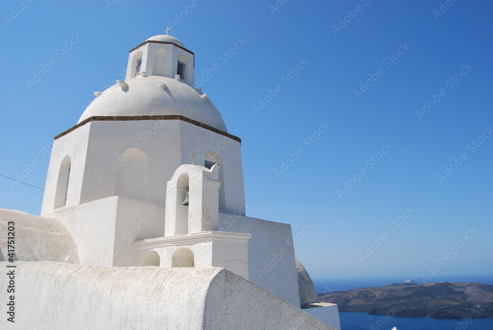 Iglesia en la localidad de Fira. Santorini. Grecia..