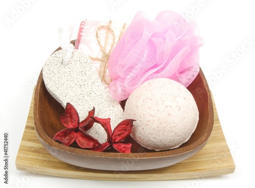 bath set with pink sponge
