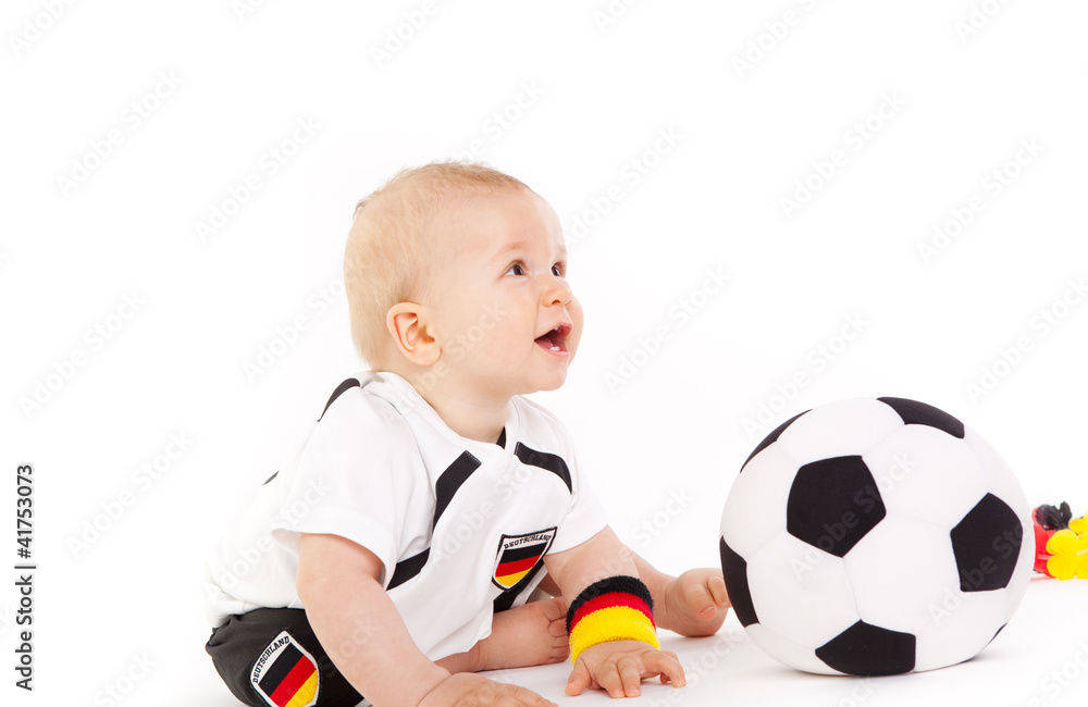 kleiner fussballfan beim fernsehen kleiner fussballfan beim fernsehen