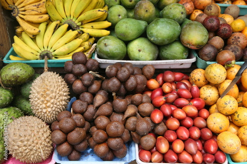 Exotische Fr  chte auf einem Markt