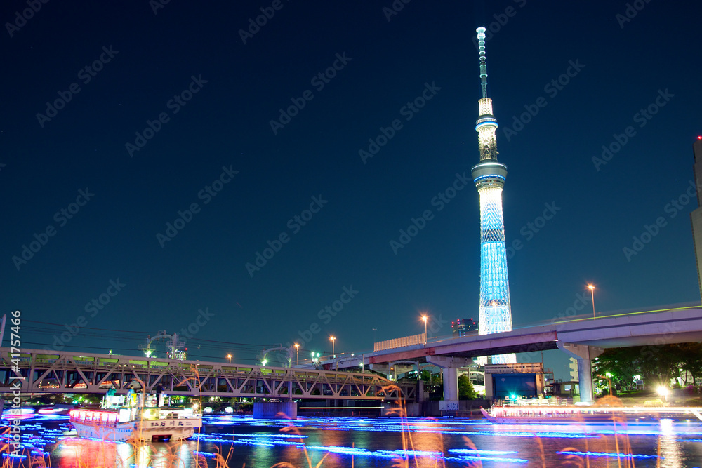 Fototapeta premium Tokyo skytree blue illumination beside Sumida river