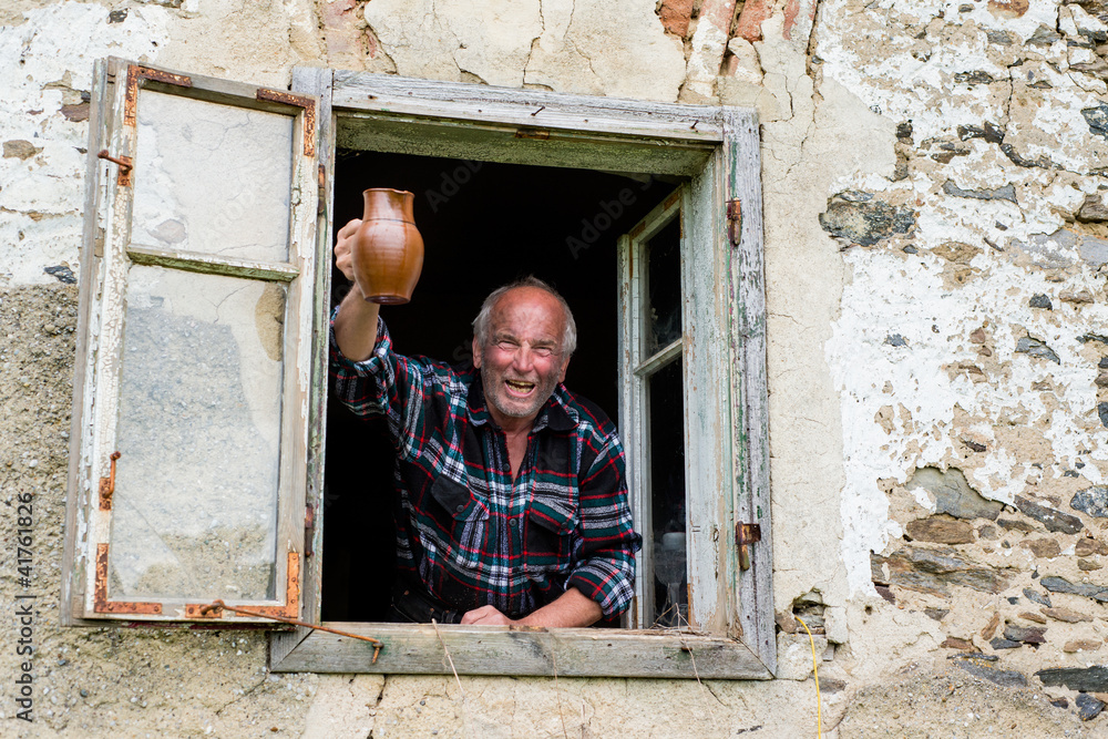 Fenstergruss mit Weinkrug