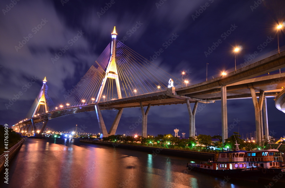 Obraz premium Bhumibol Bridge