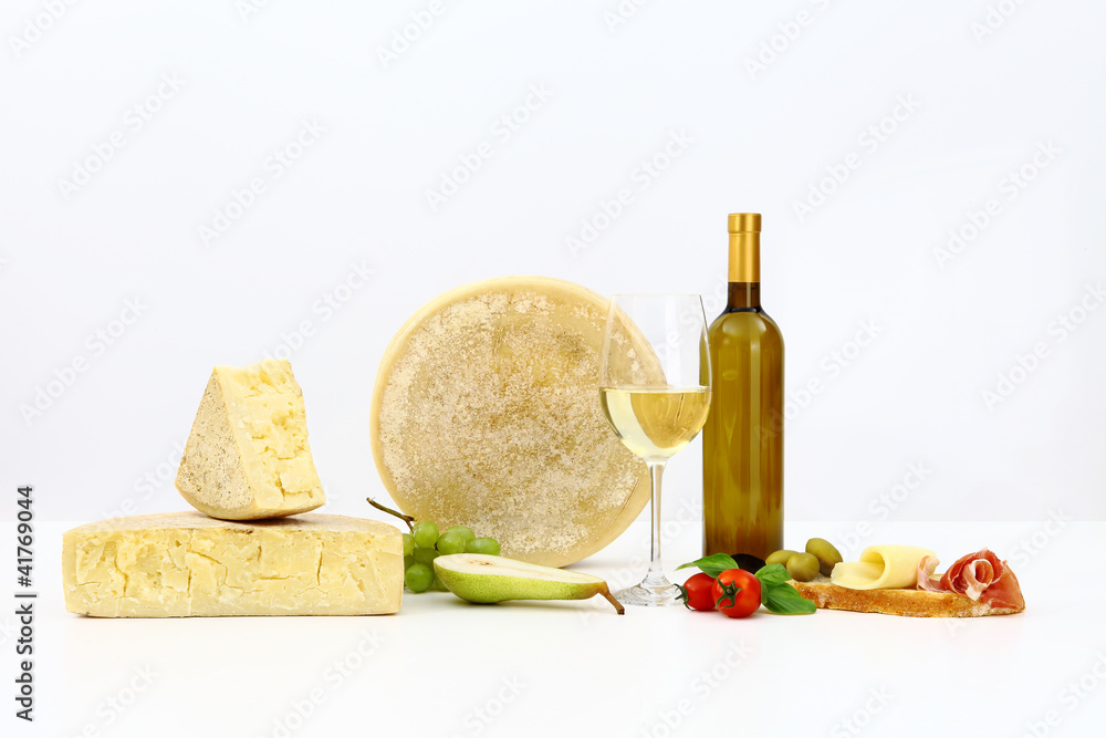 Naklejka premium various types of cheese with wine