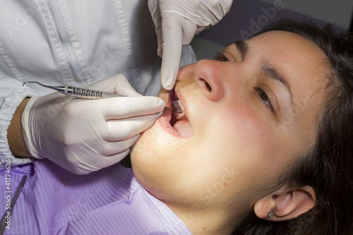 Obraz na płótnie Dentista e paziente w salonie