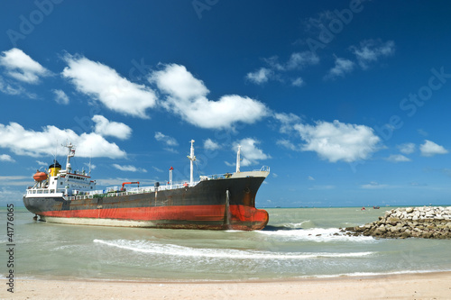 Obraz na płótnie Cargo ship run aground on rocky shore