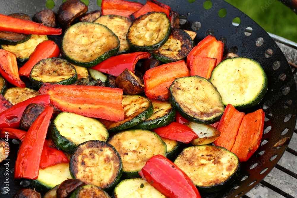 grill-gemüsepfanne III Stock-Foto | Adobe Stock