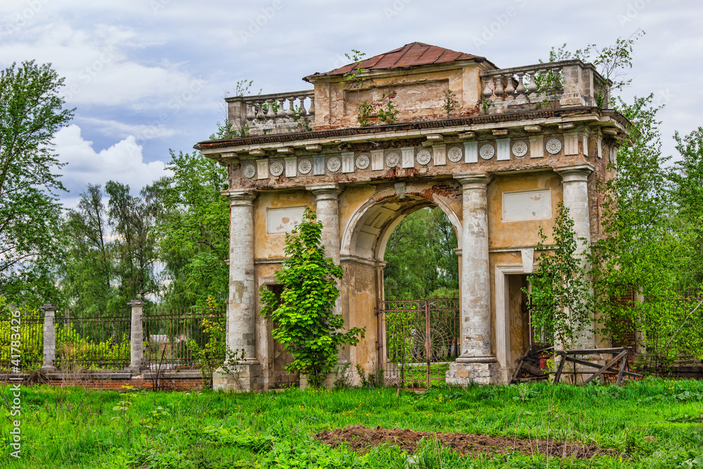 Fototapeta premium Ancient arch in an abandoned mansion