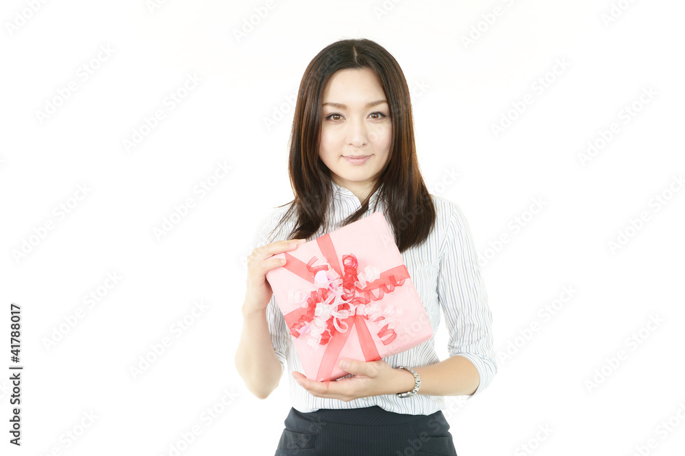 プレゼントを持ち微笑むオフィスレディー