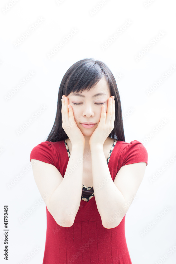 頬に触れる女性 頬に触れる女性
