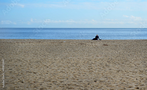 femme solitaire face à la mer photo