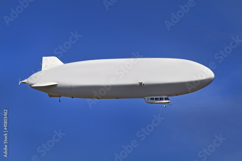 Zeppelin im Flug vor blauem Himmel