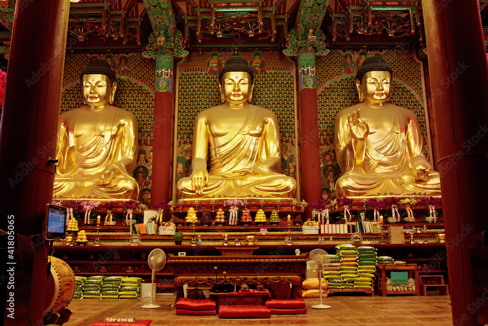 Obraz premium Golden Buddha in Jogyesa temple (Seoul)