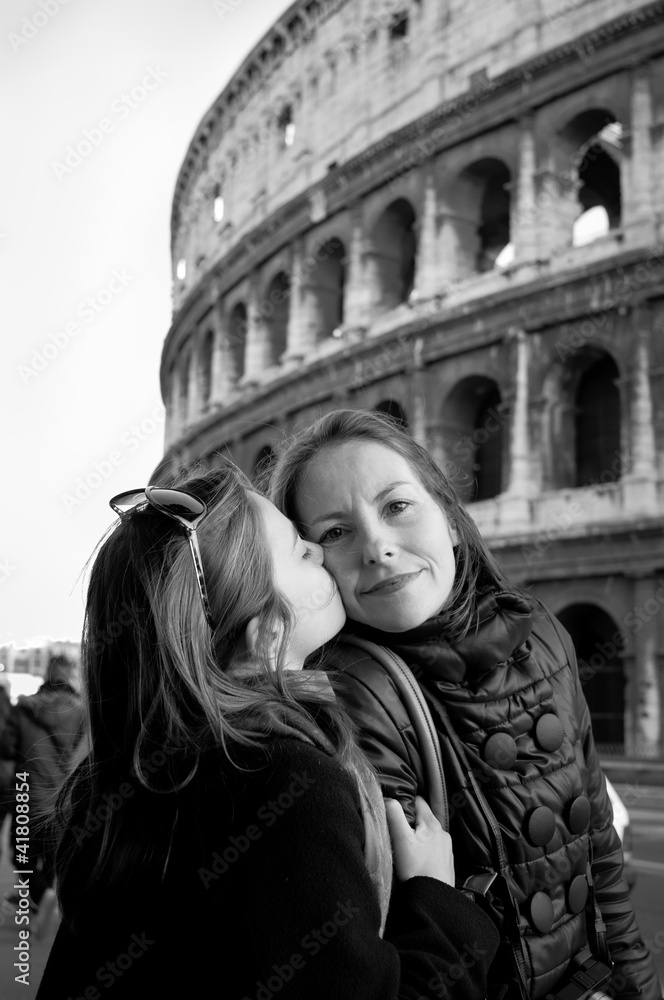 mère et fille devant le Colisée