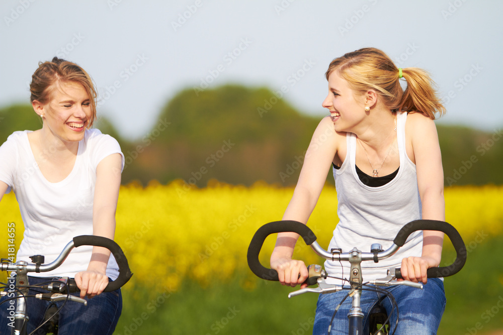 Obraz premium Freundinnen machen Radtour