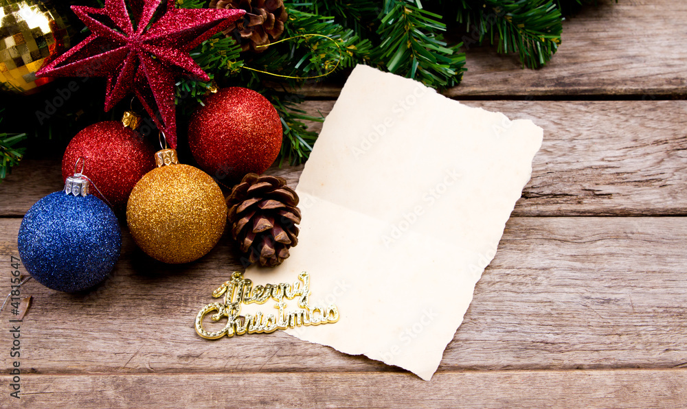 Obraz premium Christmas decoration with blank vintage old paper over old wood