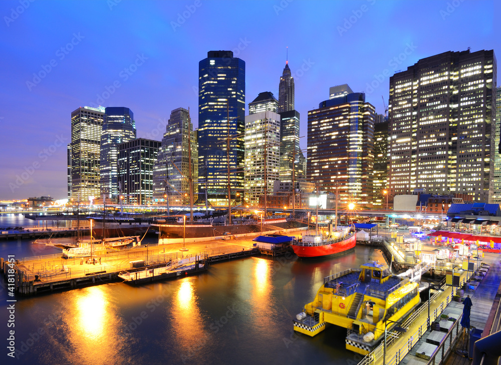 Obraz premium South Street Seaport na Dolnym Manhattanie w nocy