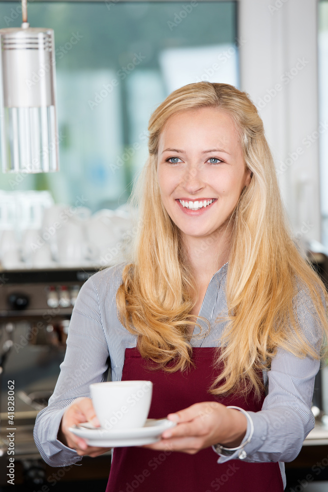 lächelnde serviererin im café