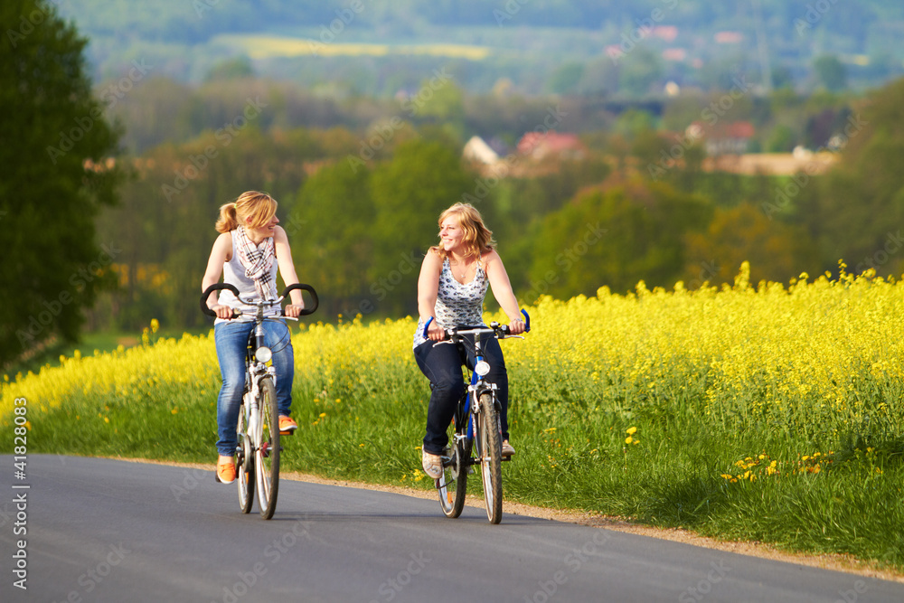 Fototapeta premium Freundinnen machen Radtour