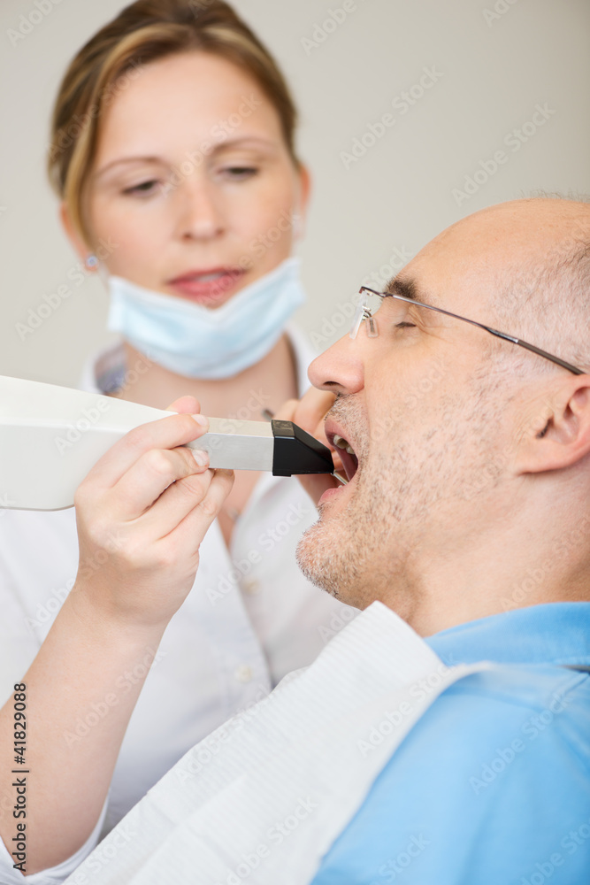 zahnärztin behandelt einen patienten zahnärztin behandelt einen patienten