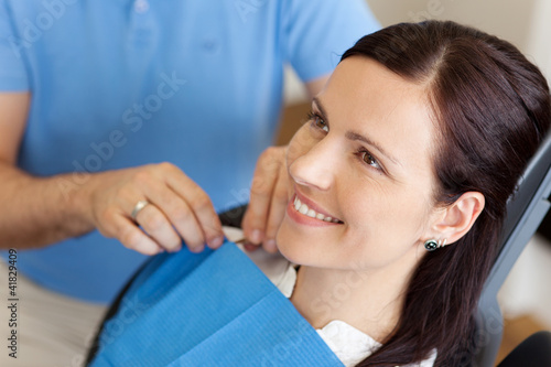 entspannte patientin beim zahnarzt