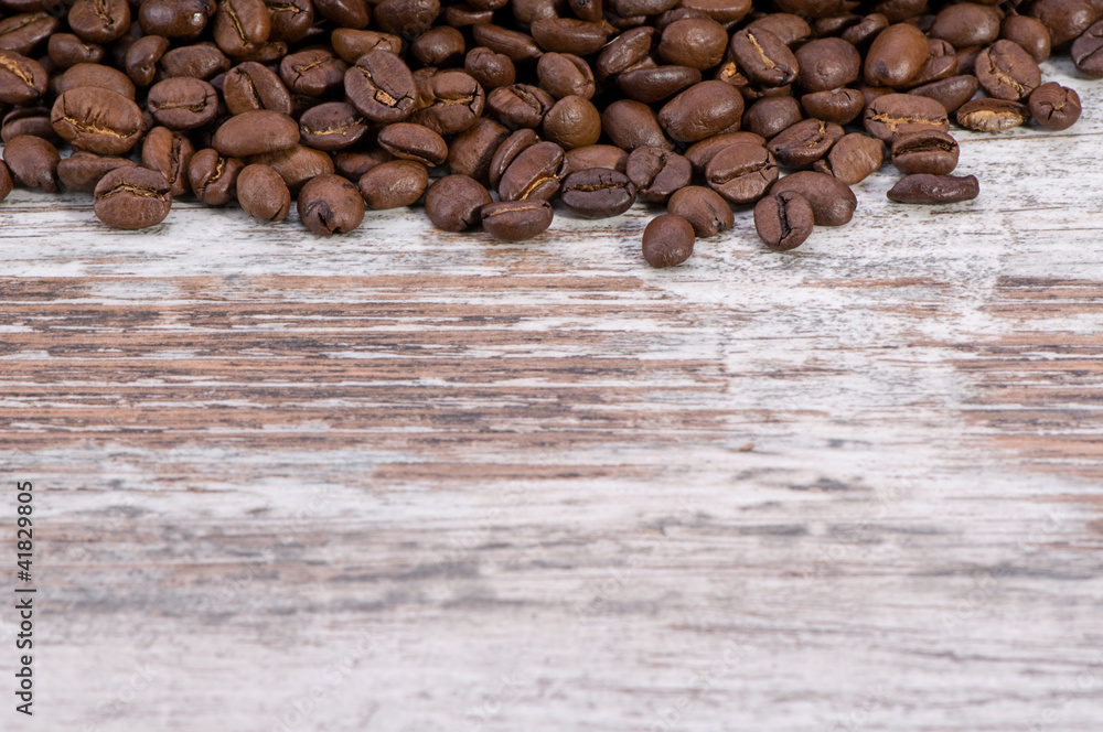 Obraz premium Coffee beans on vintage wood background