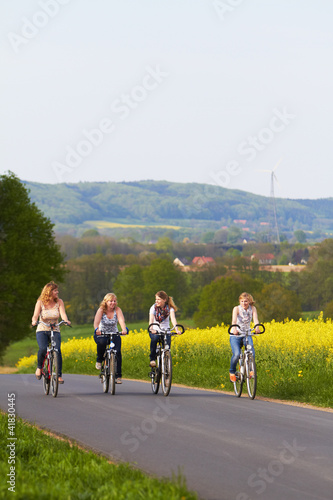 Freundinnen machen Radtour