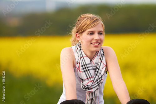 junge Frau fährt mit Fahrrad © Christian Schwier