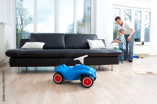 Vater und Sohn im Wohnzimmer