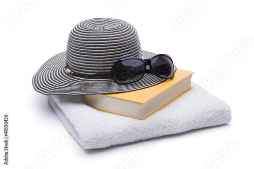 Buch mit Sonnenbrille und Sonnenhut