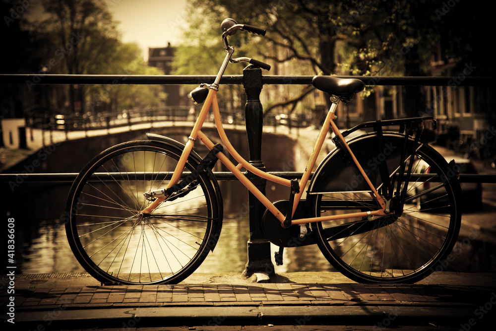 Fototapeta premium Amsterdam. Romantyczny most nad kanałem, rower