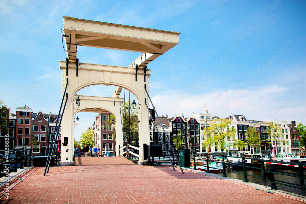 Naklejka premium Lean Bridge, Skinny Bridge. Amsterdam