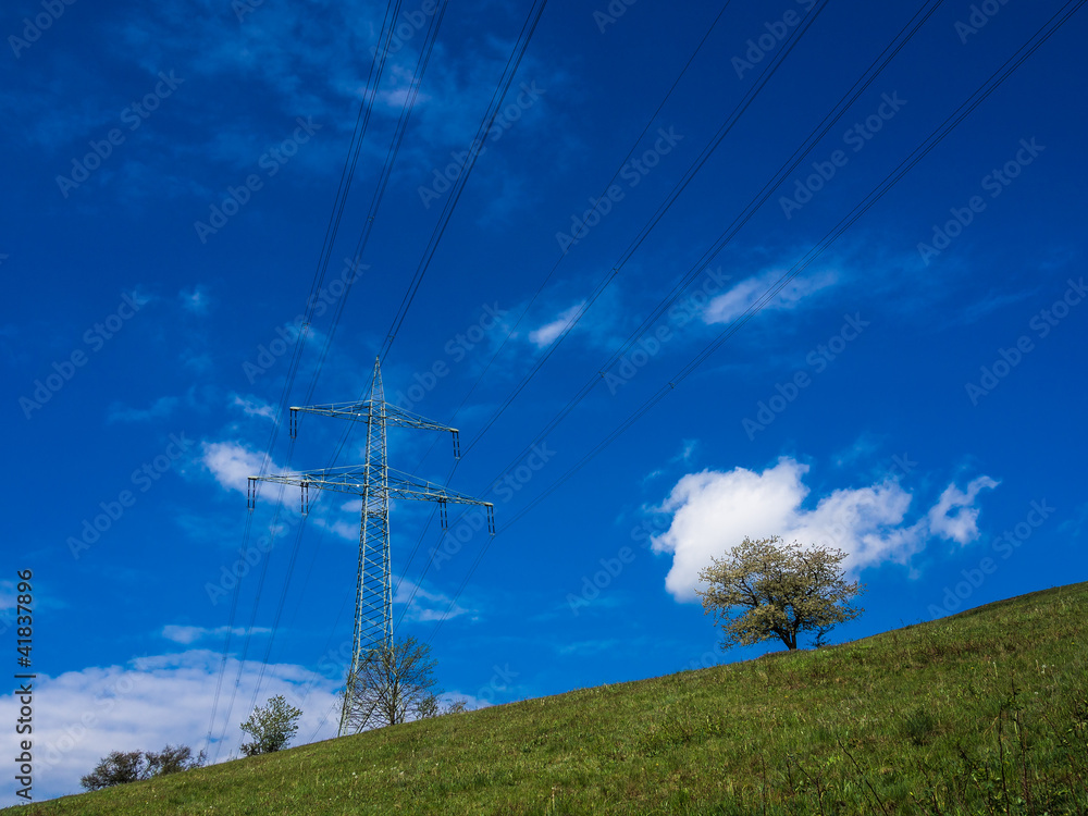 Ein Strommast auf einem Berg.