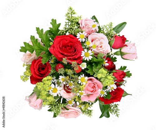 Blumenstrauß mit Rosen, Kamille, Walderdbeeren