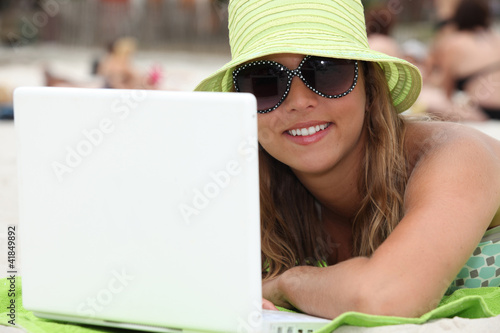 Obraz na płótnie woman at beach using laptop