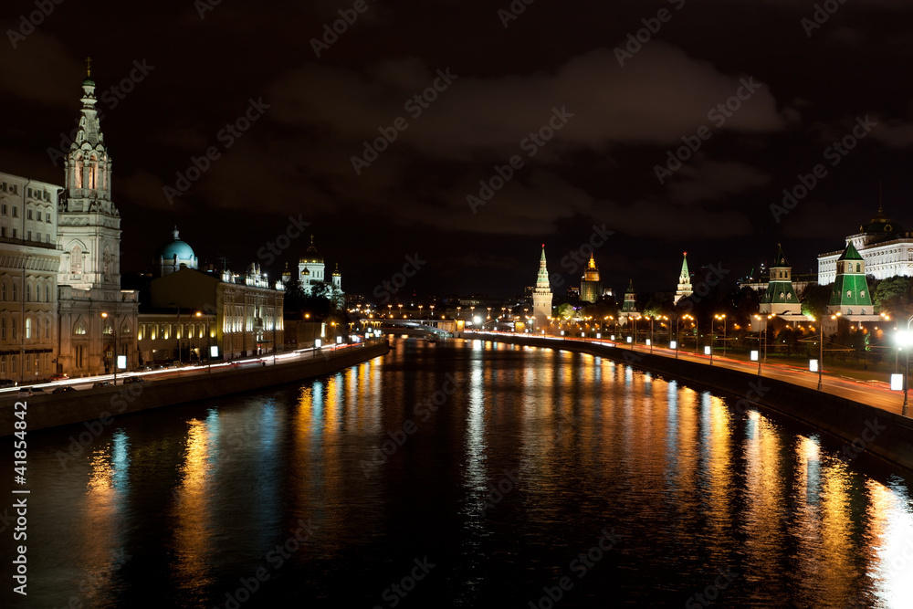 Obraz premium Russia, Moscow, night view of the Moskva River