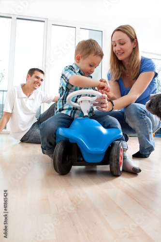 Junge Familemit Kleinkind