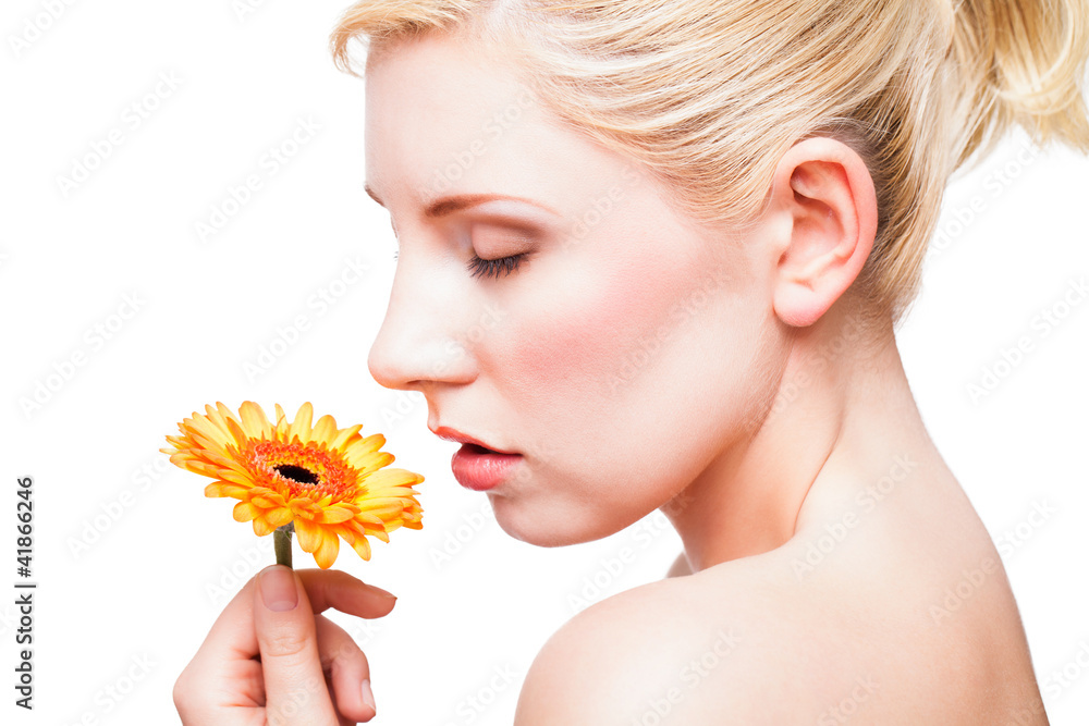 junge Frau mit Gerbera-Blüte