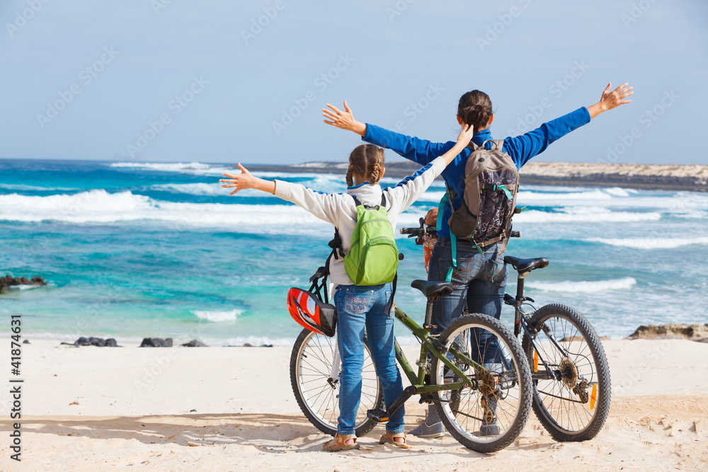 Obraz premium Family having a excursion on their bikes